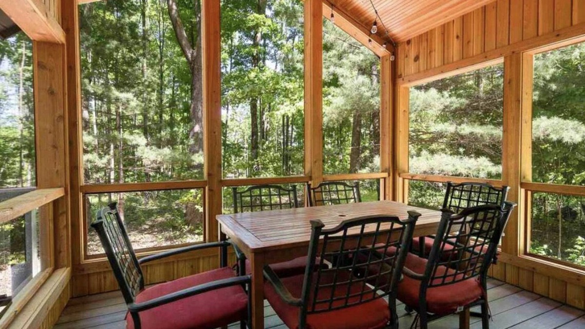 Harbor Springs House | Cozy 4-bedroom house in Harbor Springs! 5 minutes to Nub's Nob & Boyne Highlands