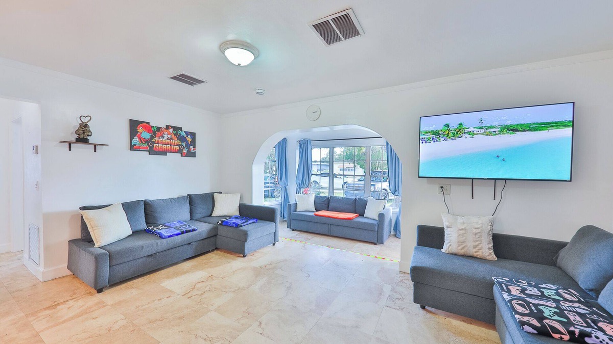 Highland Garden House | Cozy 4-bedroom house in enjoyable Hollywood with AC, WiFi