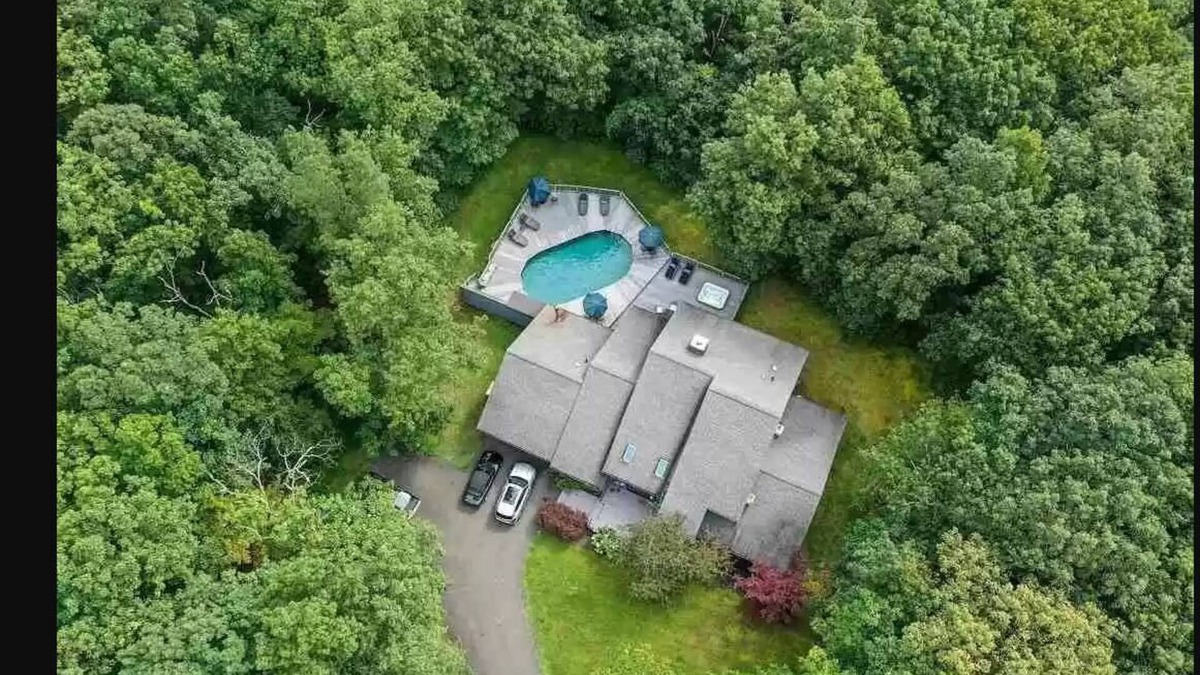 Glenford House | Cozy 4 bedroom, just renovated -with Christmas decor, close to 3 skiing Mt