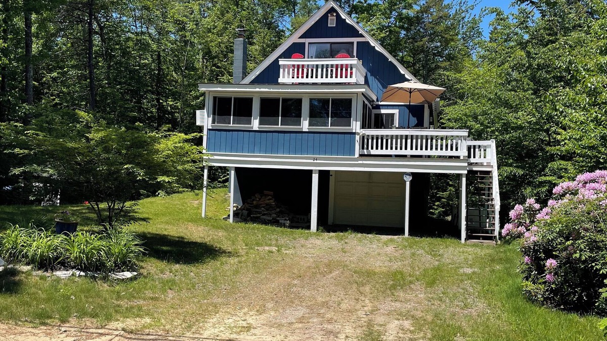 Moultonborough Ski Chalet | Cozy 4 BR chalet, short walk to park, tennis, and beach! Pets ok! 425 a night.