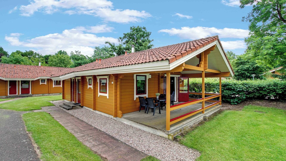 Municipality of Hardenberg House | Cozy 4-person bungalow with dishwasher, washing machine and veranda at park ’t Hooge Holt, near Gramsbergen and the Vechtdal nature area.