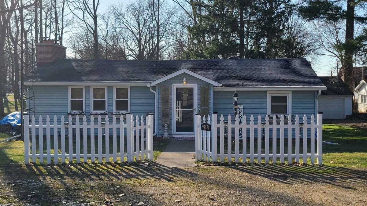 Sister Lakes Cottage | Cozy 4-season Cottage in Dowagiac, MI - 25 miles from Notre Dame & St. Joseph’s
