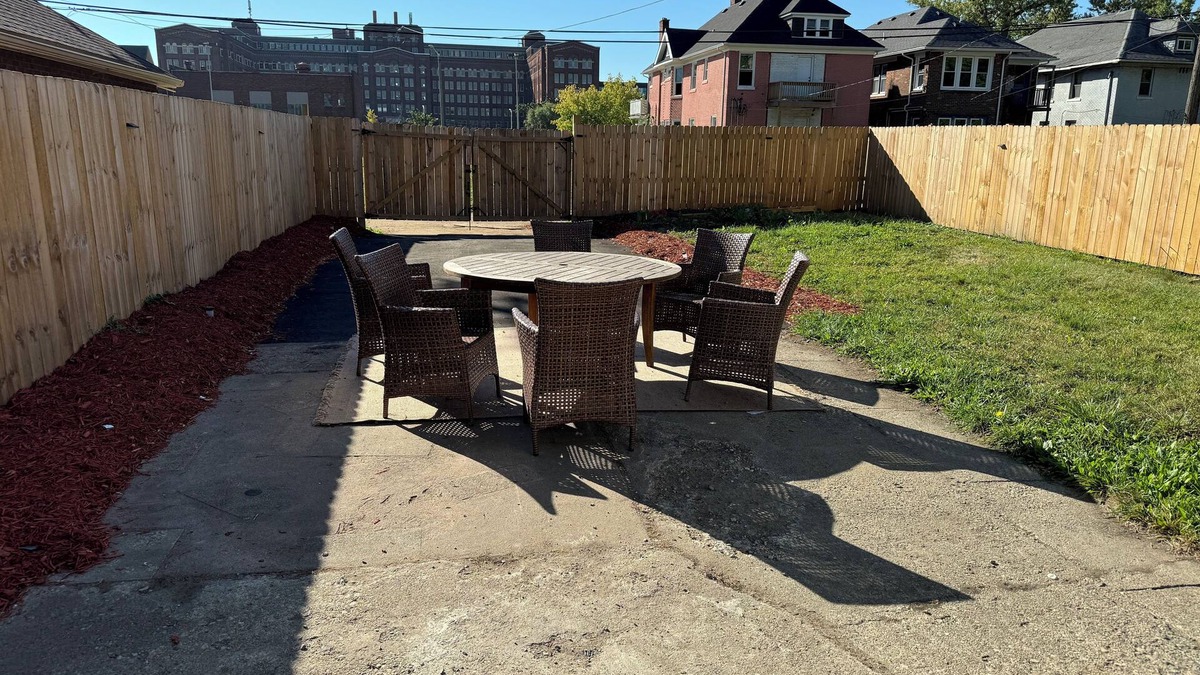 Redford House | Cozy 4Br 2Bath home near Downtown Detroit