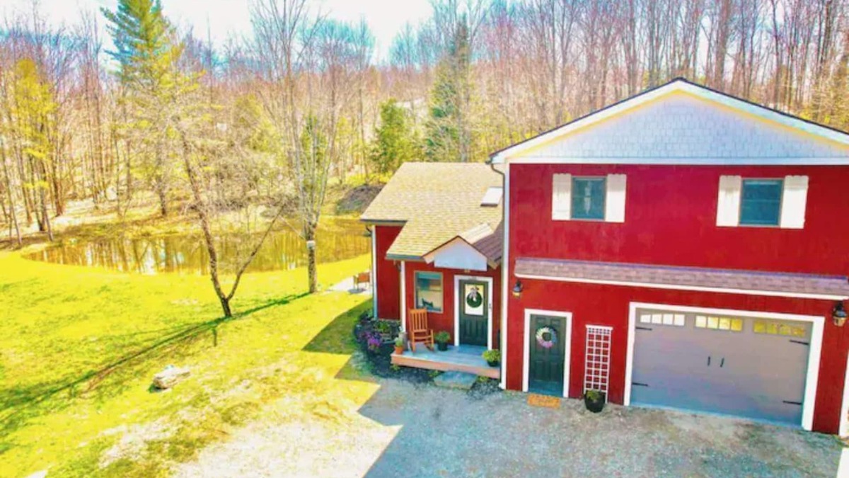Wolcott House | Cozy 4BR Cottage, pond, firepit, 20 min to Stowe!