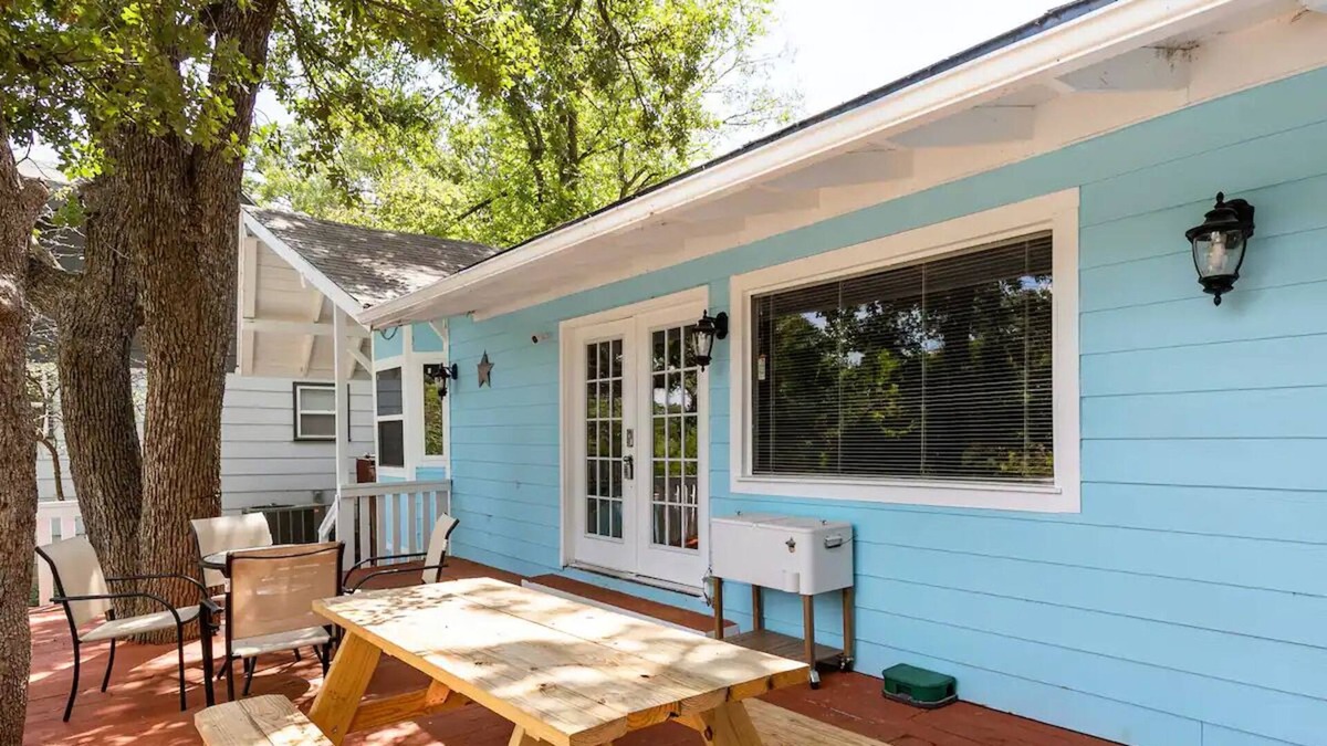 Gordonville House | Cozy 4BR Lake House Great for Large Groups! Steps from Lake Texoma!