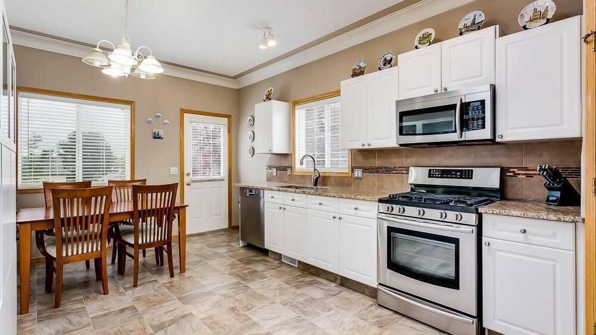 Airdrie House | Cozy 5-bedroom house, Near banff, 15 min to YYC airport