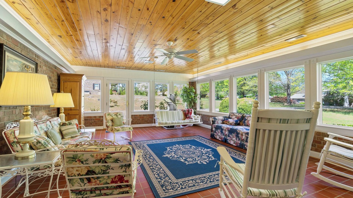McMinn County House | Cozy 5Bedroom with Sunroom 9 Acres Near Wedding Venues