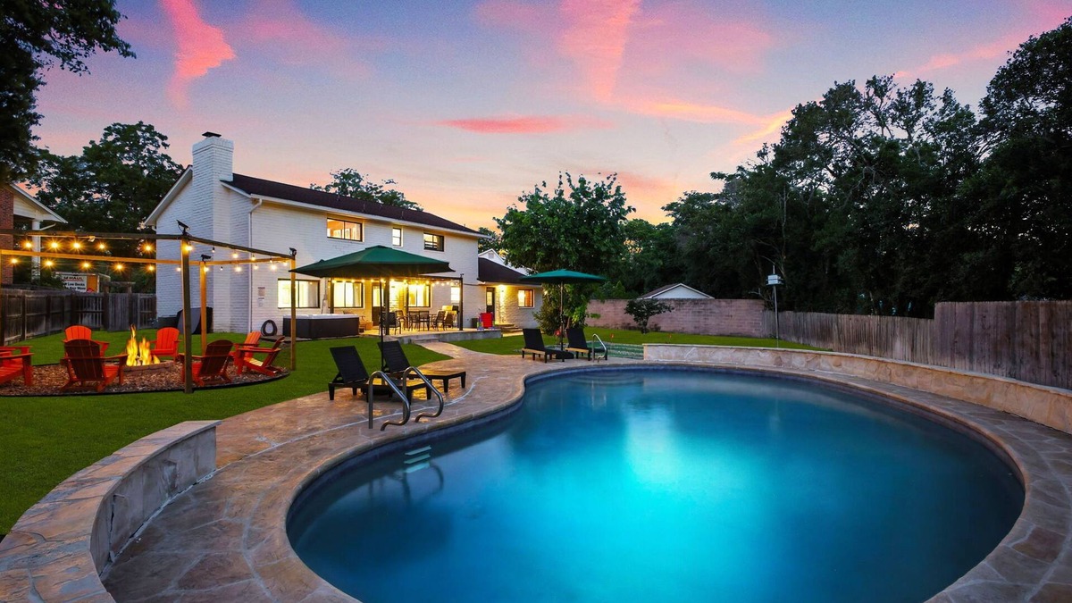 Castle Hills House | Cozy 6-bedroom house with Pool, Game Room, Fire Pit ,Hot Tub, Mini Golf