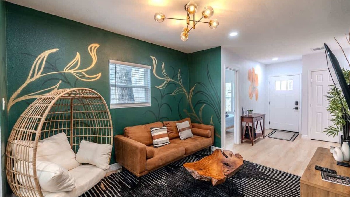 Northside House | Cozy 6BR Oasis | Fire Pit | Sleeps 13 | Near DT