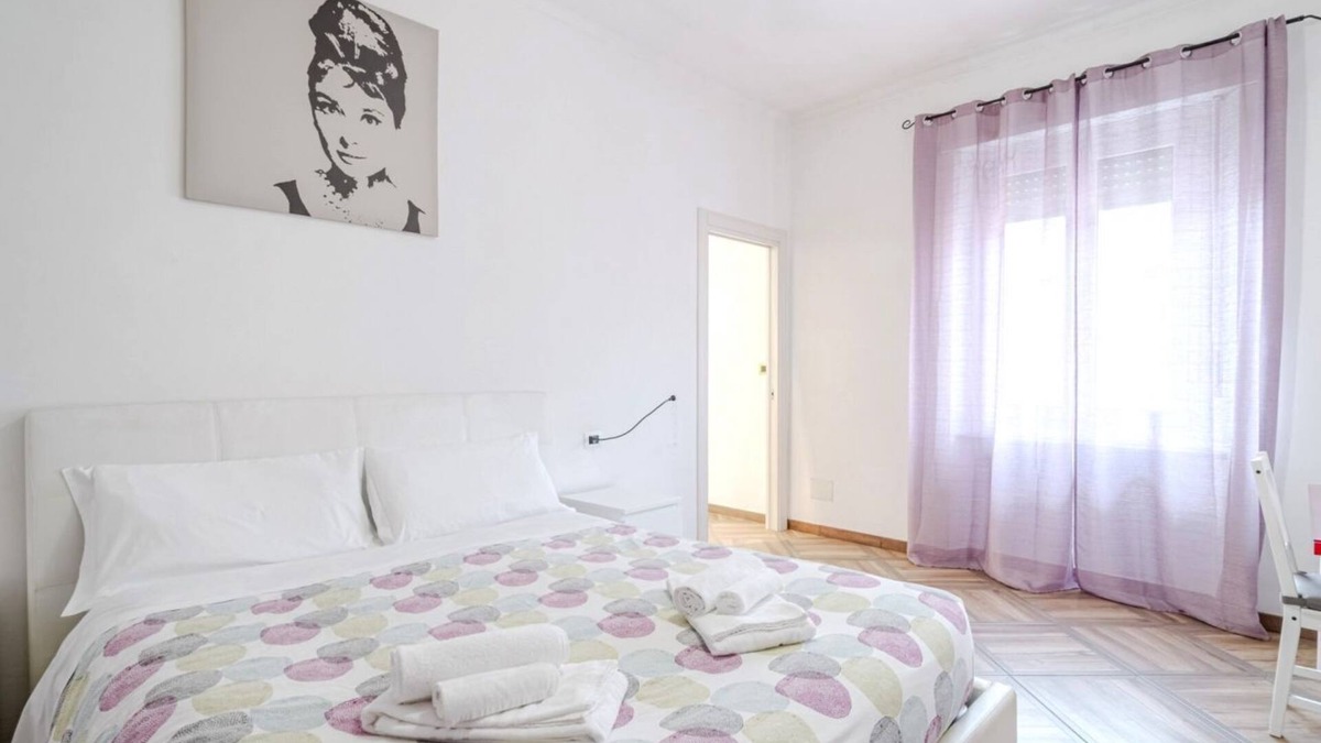 San Paolo Apartment | Cozy 72 sqm apartment in Turin, perfect for 4 guests, located on the fourth floor of an elegant 1930s building (no elevator). It features two balconies with bright views. The property is in a lively and well-served area, just steps away from shops, resta