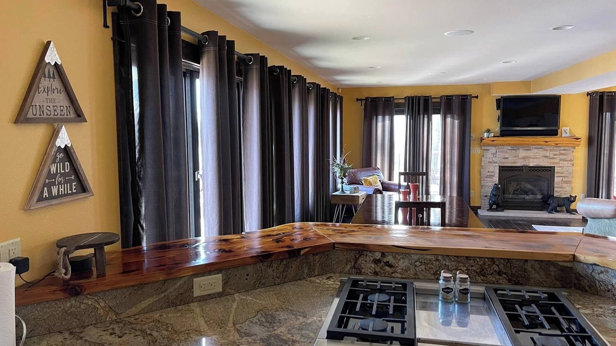 La Crosse Ski Chalet | Cozy 8 Person Chalet on the Bay