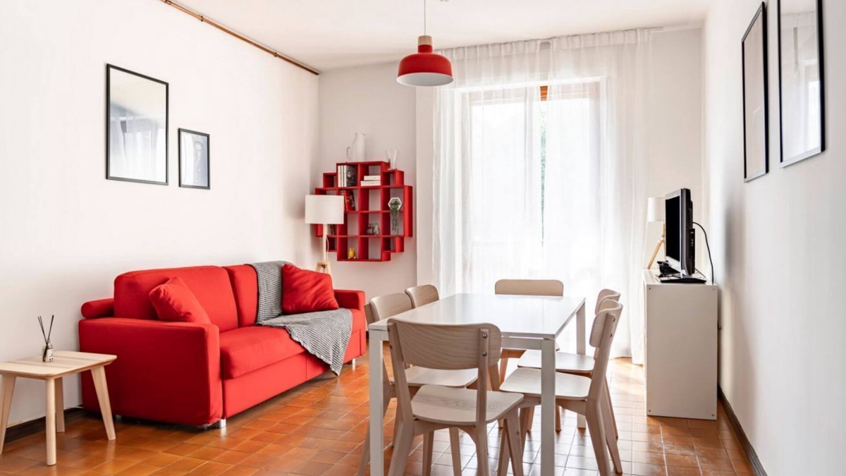Corno Apartment | Cozy 80 sqm apartment located on the first floor of a building with a lift, ideal for hosting up to 6 people.Located in Garda, the accommodation boasts a strategic position: the beach is just a 2-minute walk away, while the city center can be easily reac
