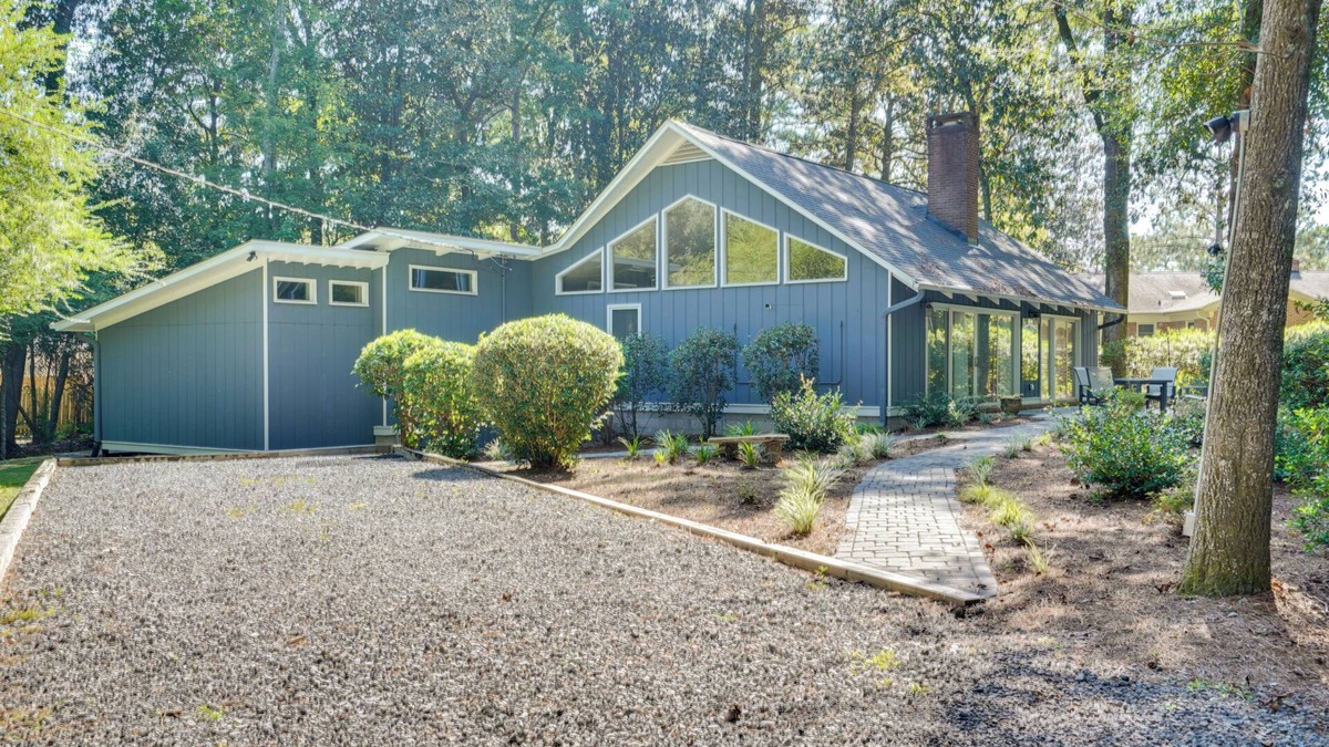 Summerville Historic District House | Cozy Abode w/Yard ~ 1 Mi to Dtwn Summerville