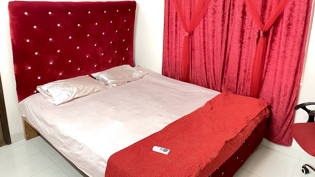Dhaka Apartment | Cozy AC En-suite Bedroom in Dhanmondi Lakeside