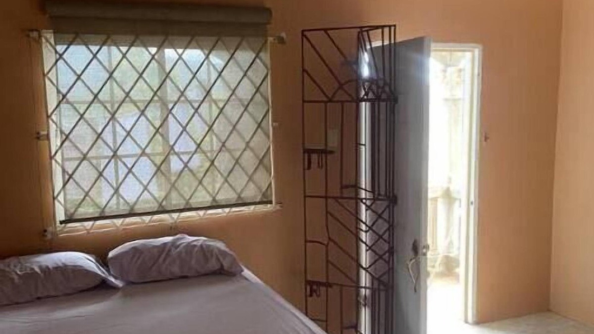 Mandeville House | Cozy accommodation in the cool hills of ,Mandeville with a view of the ocean