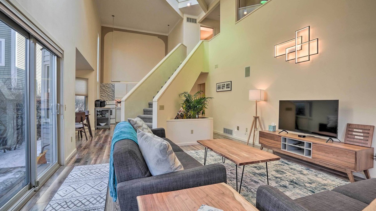 South Addition House | Cozy Anchorage Retreat - Near Hiking & Dtwn!