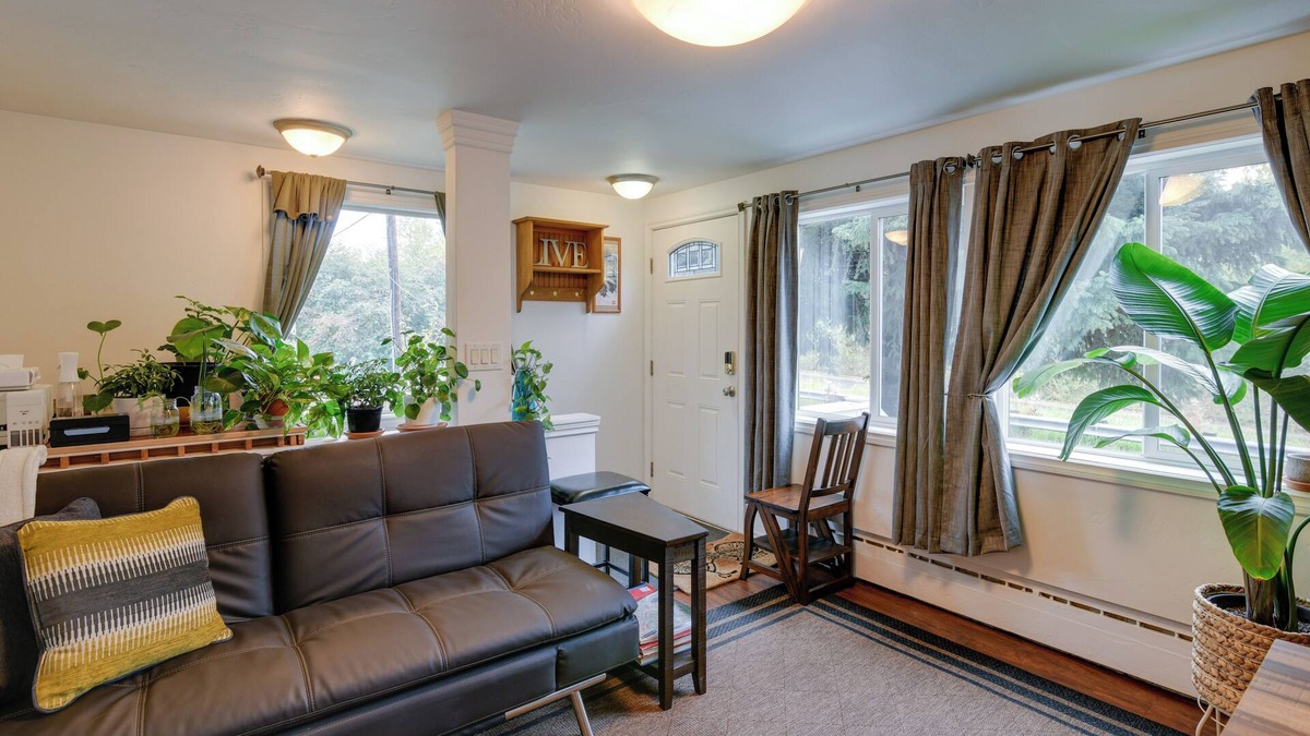 Spenard Cottage | Cozy Anchorage Retreat < 4 Mi to Downtown!