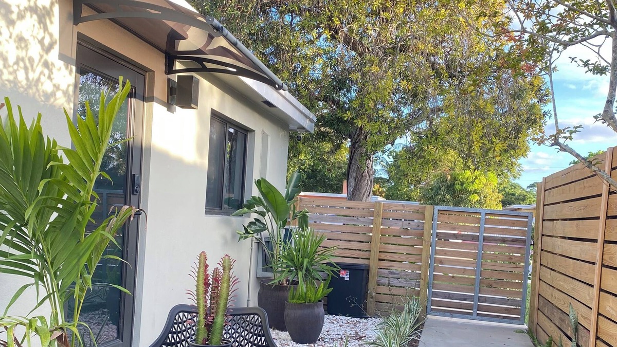 North Miami Cottage | COZY AND CENTRIC STUDIO