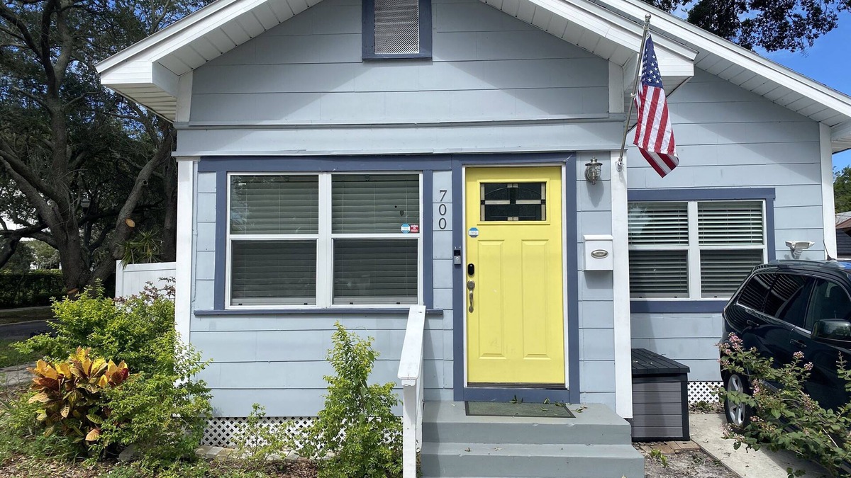 Historic Uptown House | * Cozy and Clean Luxury Bungalow close to Beach and Downtown St. Petersburg *