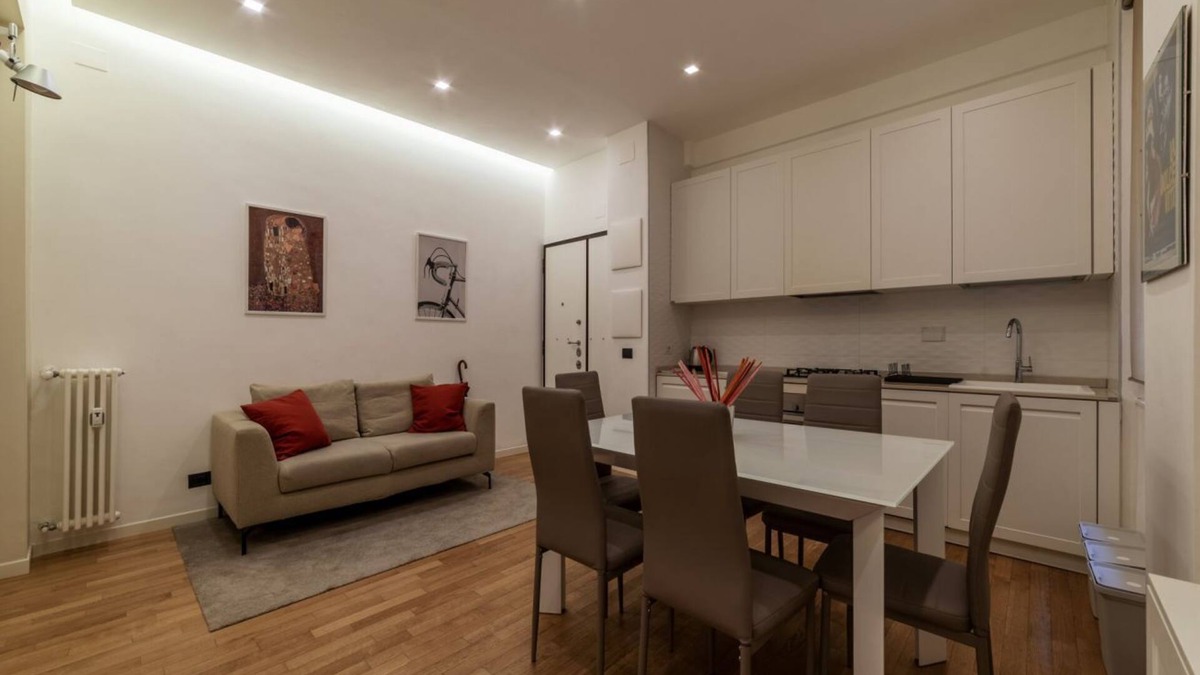 Universita Apartment | Cozy and comfortable 70sqm apartment, able to accommodate up to 3 people, located on the ground floor of a five-story building, less than 5 minutes' walk from the Bologna Metro station and the square of the same name.The apartment is complete with a livi