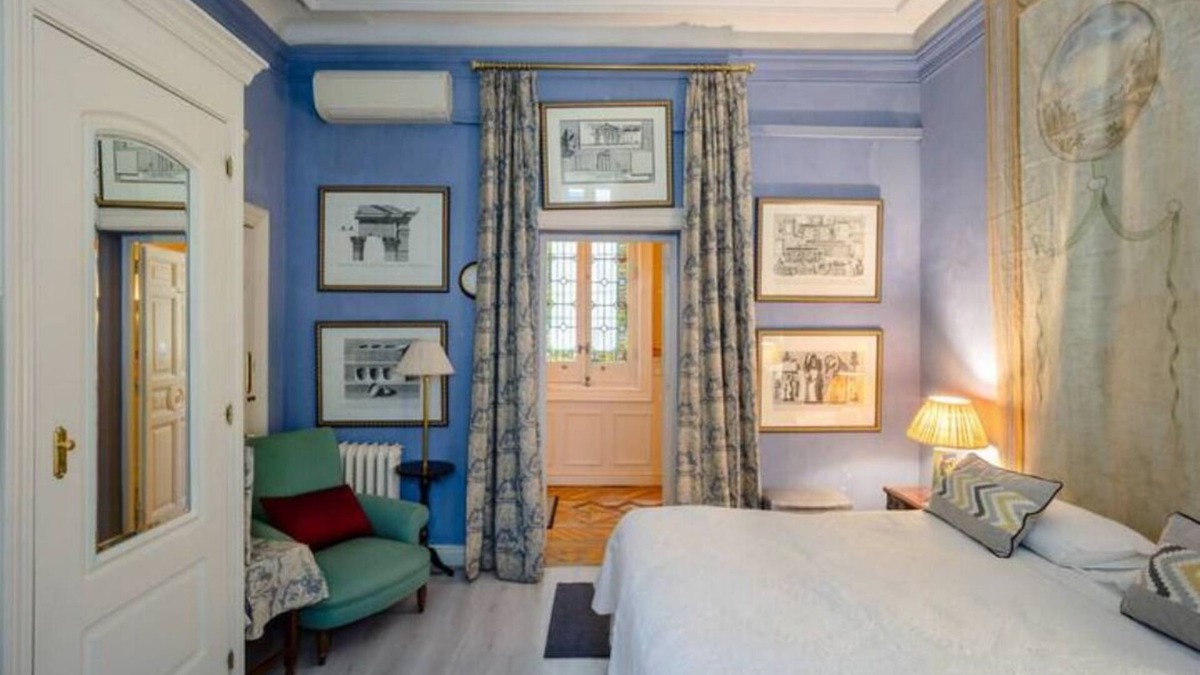 Palacio Apartment | Cozy and Elegant Blue Room with 2 balconies in Opera