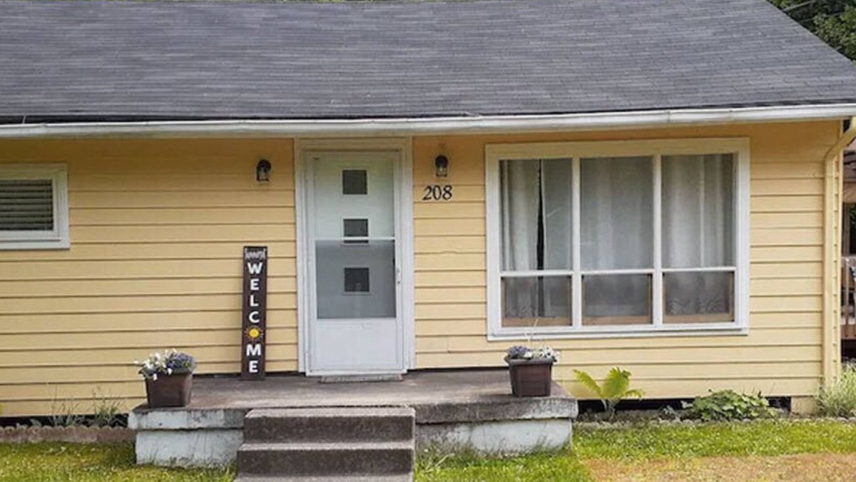 Sauble Beach Cottage | Cozy and Fresh Cottage, walk to the beach in minutes!