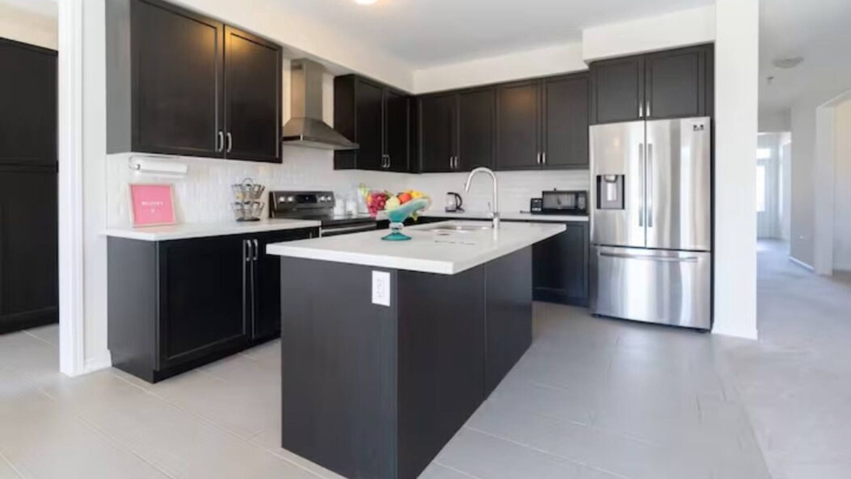 Niagara Falls House | Cozy and Large Spacious Vacation Home- Minutes from Niagara Falls!
