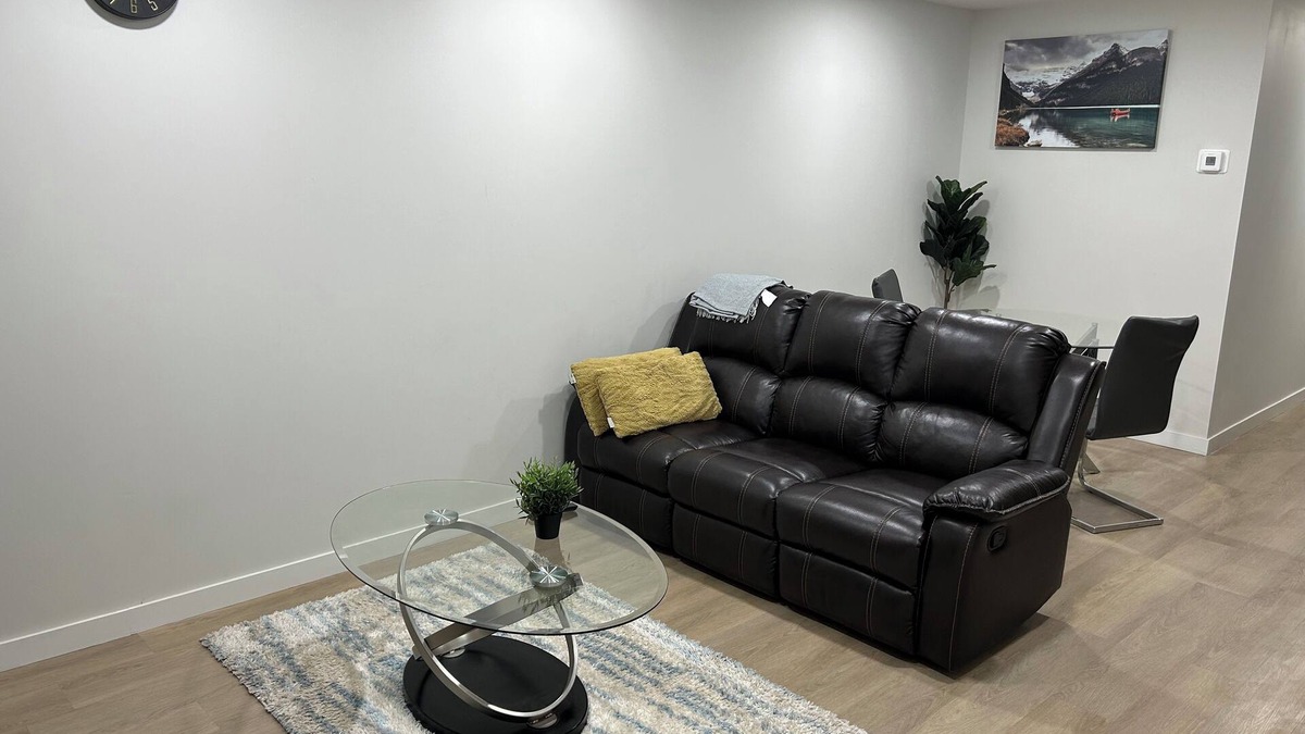 Northwest Calgary House | Cozy and Modern Basement Suite in NW Calgary – Close to Parks,Shops,and Downtown