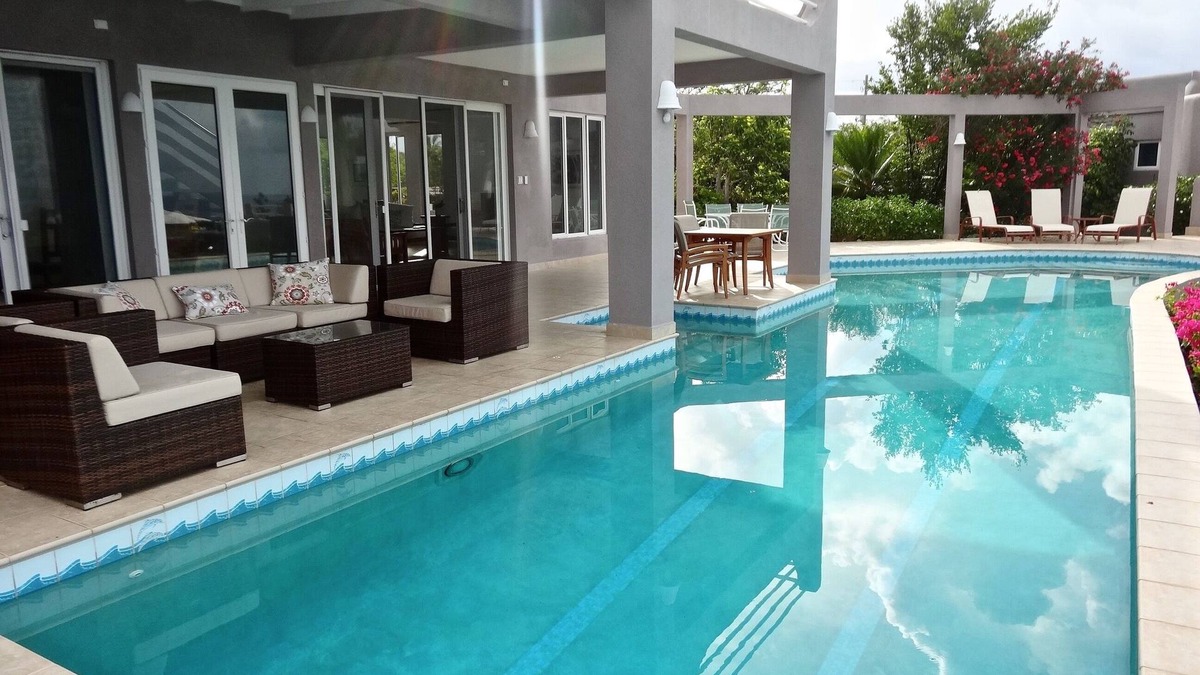 East End Village Villa | COZY AND PRIVATE FOR TWO COUPLES TRAVELING TOGETHER