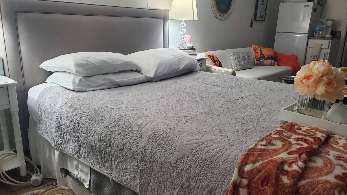 White Apartment | Cozy and private studio