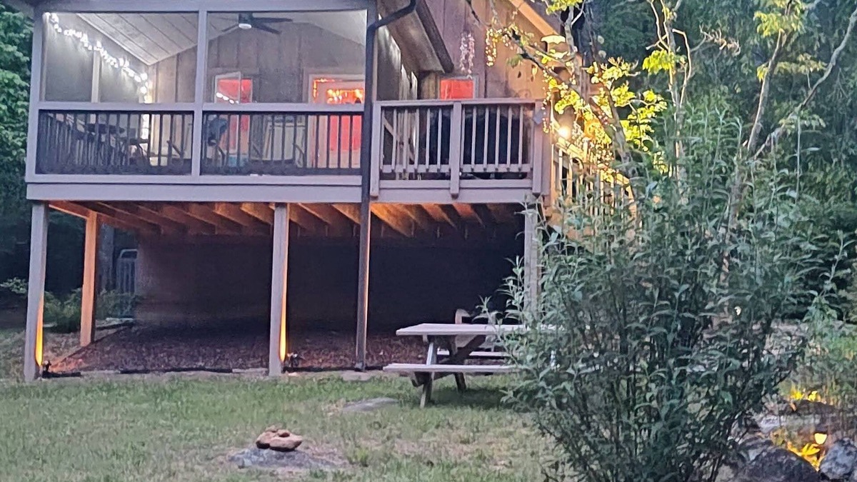 Peaks Cabin | Cozy and quaint, this 1-bedroom cabin w/loft is a gem.