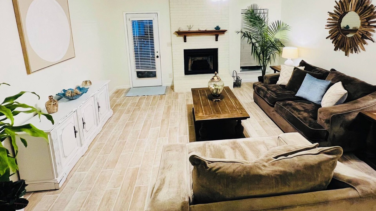 Montgomery House | Cozy and Quiet gettaway with pool, near Historic District and Water Park
