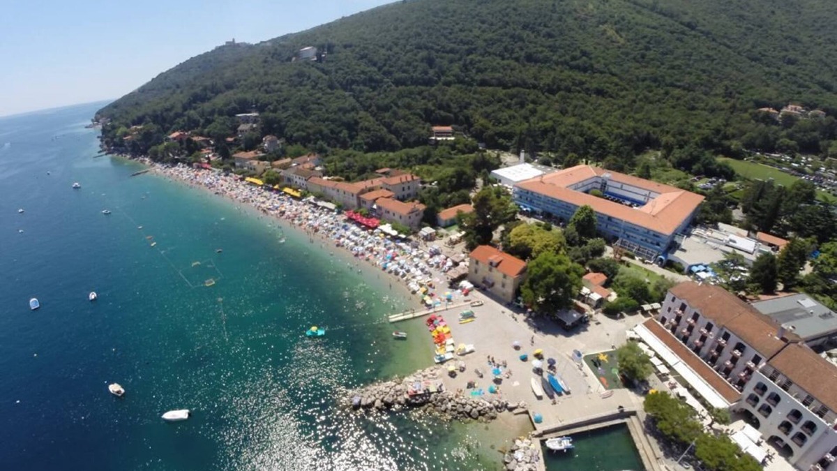 Obrs Apartment | Cozy and spacious semi-detached house near the beach with sea view