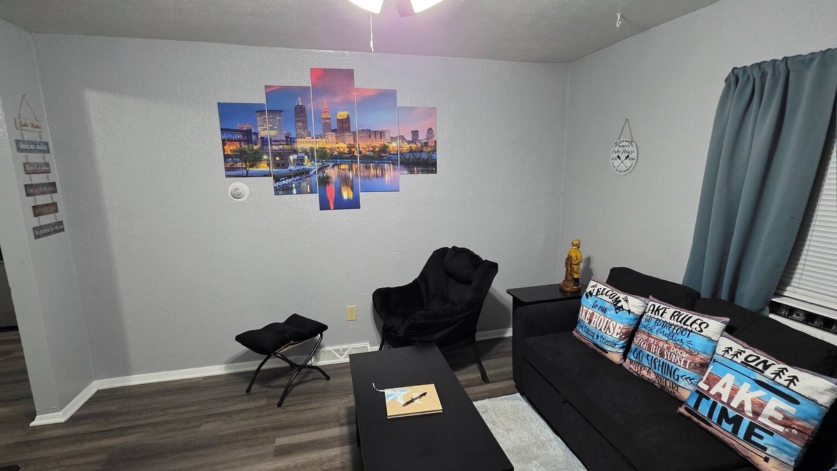 Lorain House | Cozy and Serene 2-bedroom pet friendly house with AC in Downtown Lorain