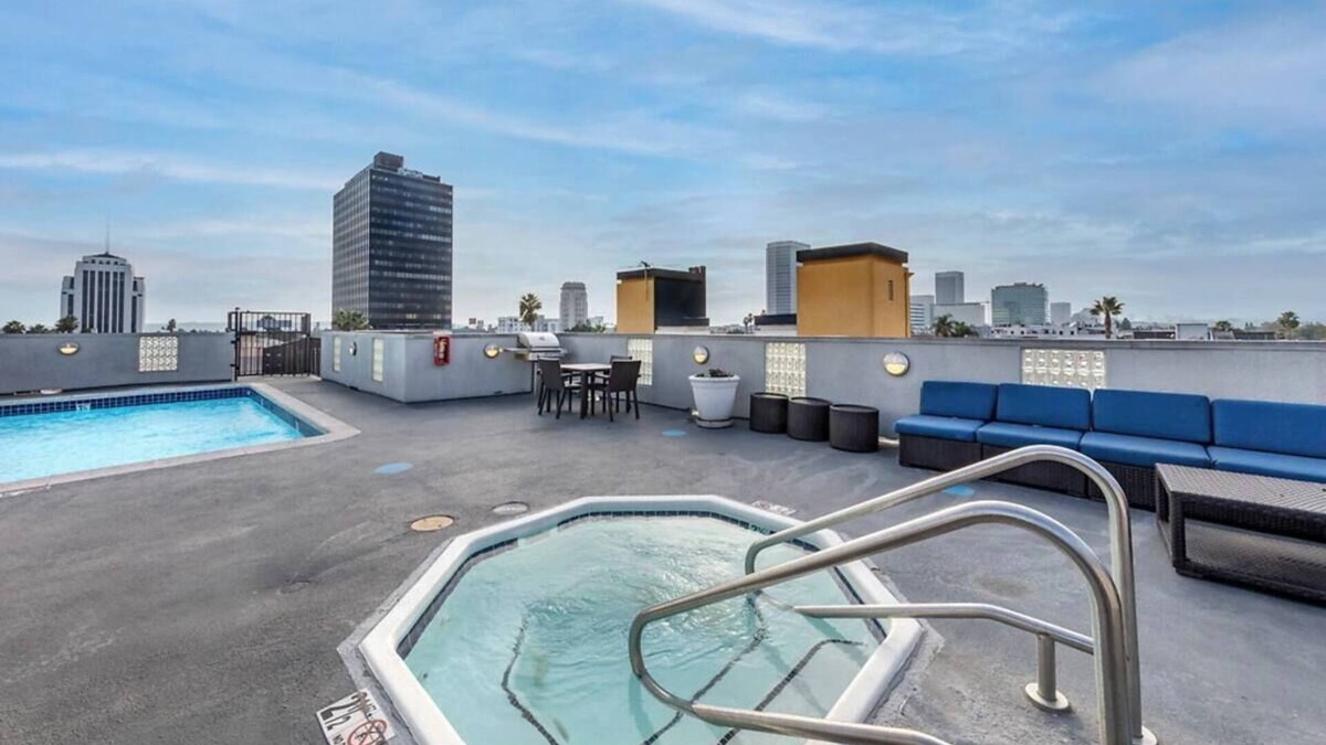Miracle Mile Apartment | Cozy and Stylish Unit