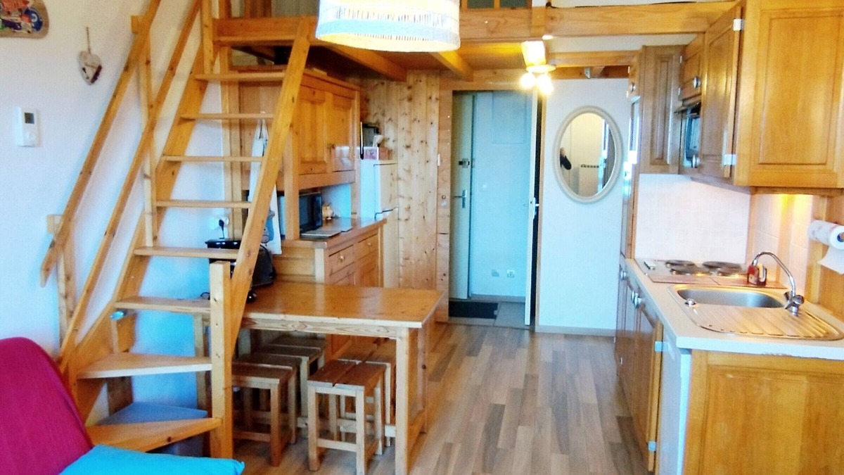 Prapoutel Apartment | Cozy apartment for 4-6 with balcony near slopes, TV, elevator and ski locker