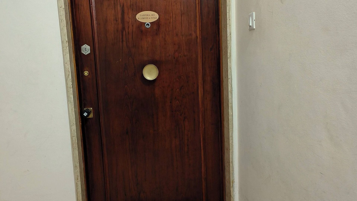 Borgo-Sanzio Apartment | Cozy Apartment above Giuffrida Metro Stop with CIR 19087015C238810