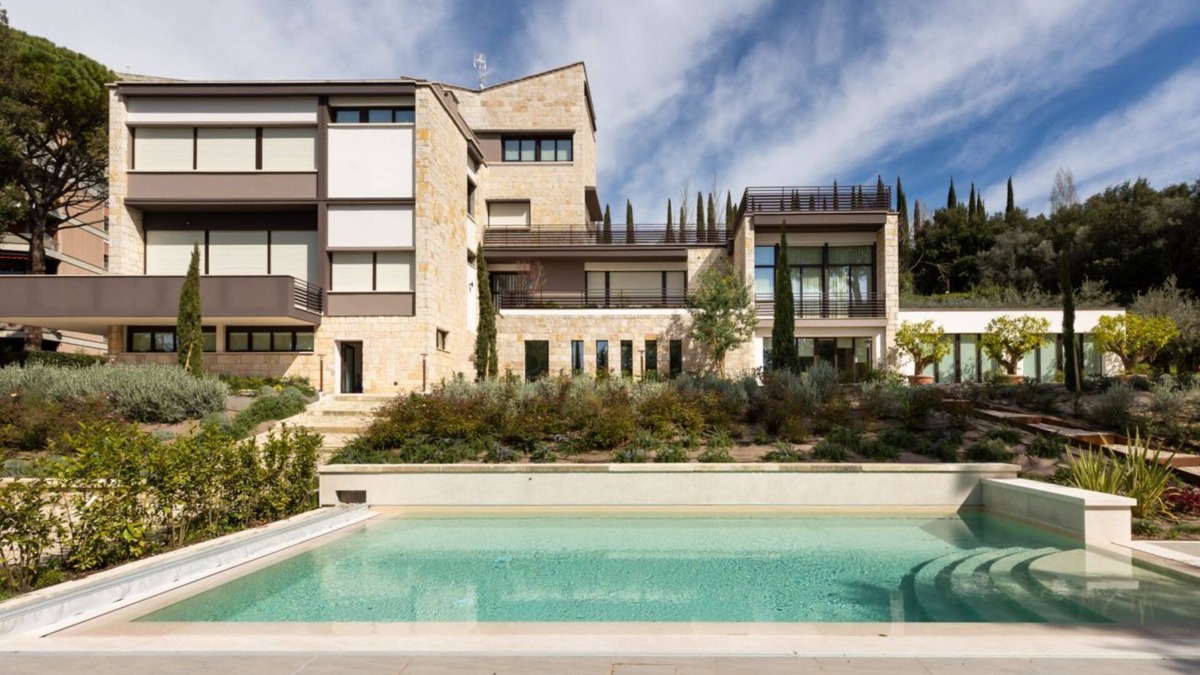 Perugia Apartment | Cozy apartment equipped with all comforts to accommodate up to 6 people, with two bedrooms and two bathrooms. The accommodation is located in a modern condominium complex with a shared swimming pool and enjoys a pleasant view of the shared garden. Semi-c