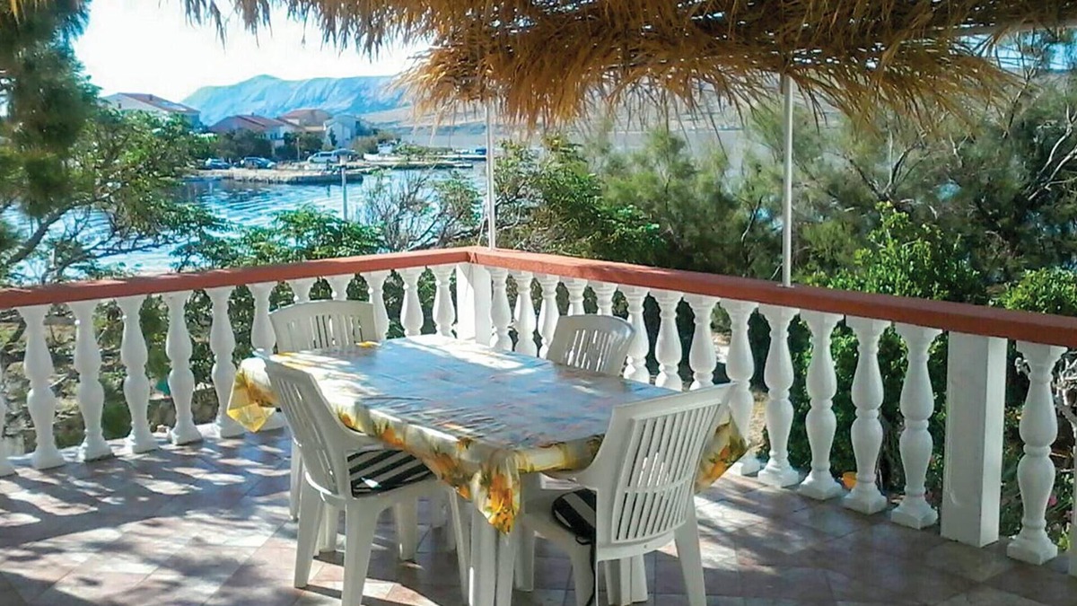 Kustici Apartment | Cozy apartment in Kustici with WiFi