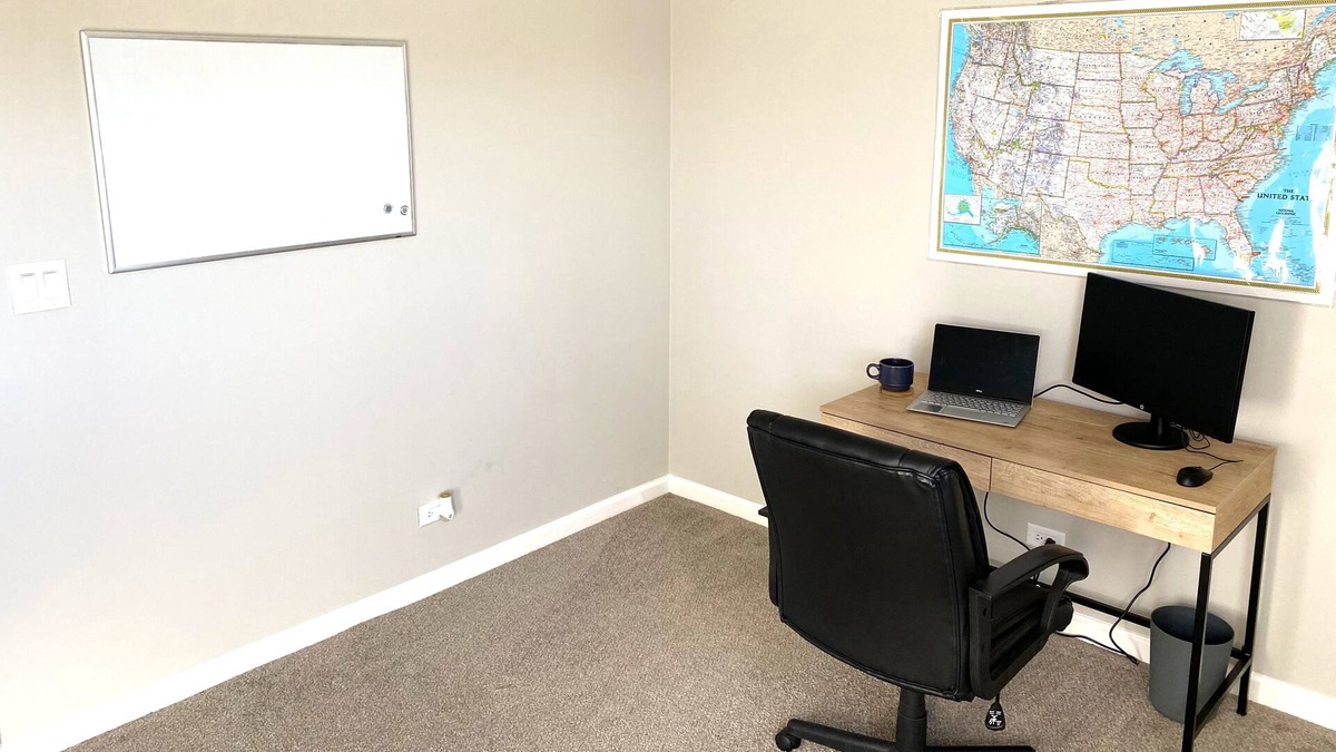 Roselle Apartment | Cozy Apartment in Roselle w/ Metra Access to Chicago