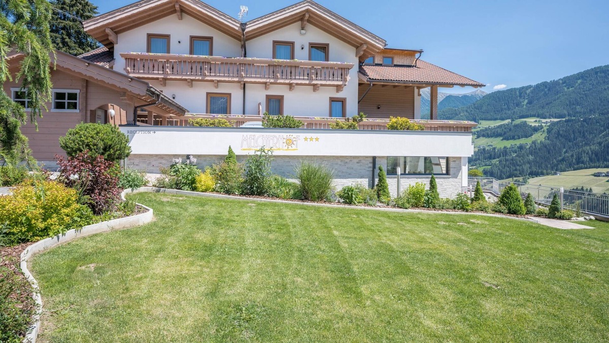 Racines Apartment | Cozy Apartment Maiglöckchen with Mountain View, Wi-Fi, Sauna, Terrace & Balcony; Parking Available