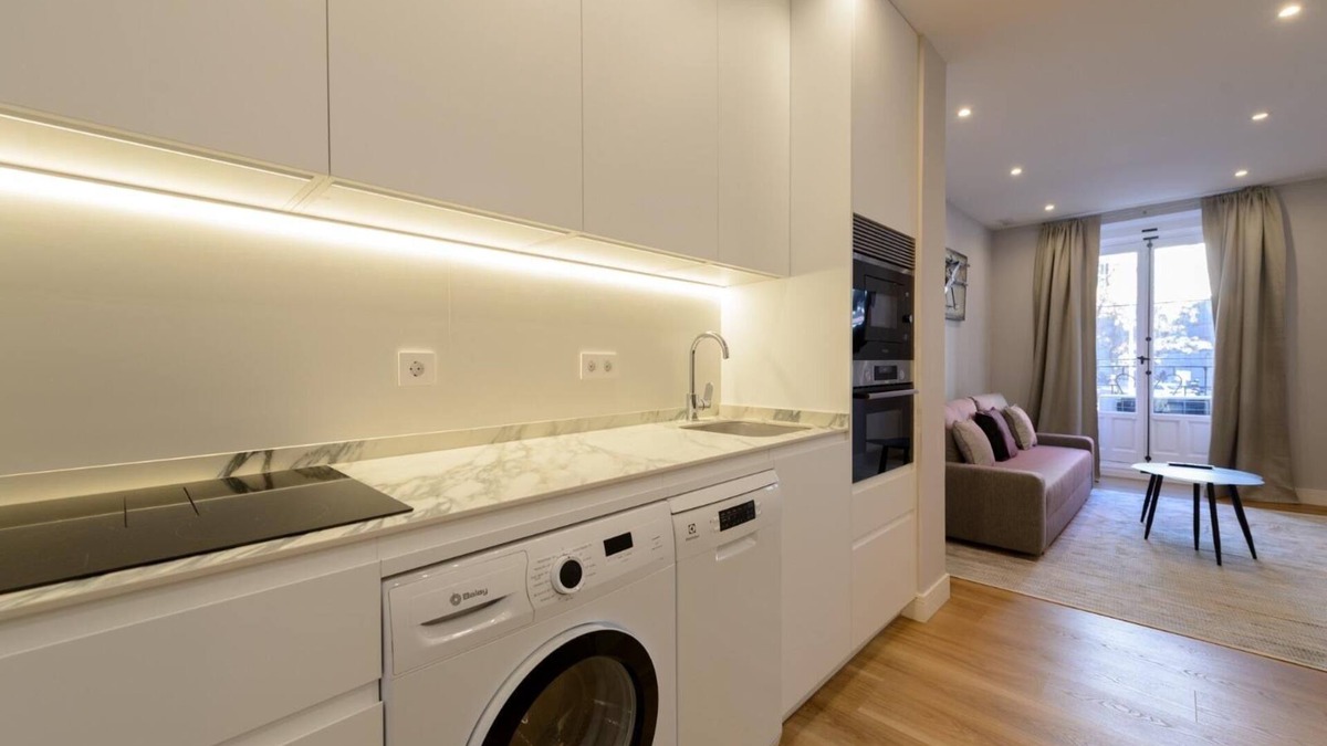 Palos de la Frontera Apartment | Cozy Apartment Near Atocha Station and Reina Sofía Museum