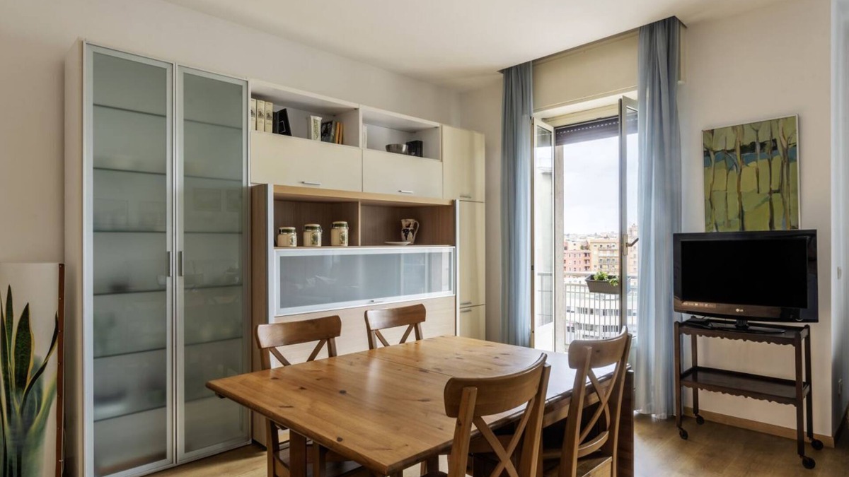 Aventine Apartment | Cozy apartment of 90 sqm, can accommodate up to 5 people, located on the sixth floor of a building with a lift (NOT suitable for disabled people).The property is located in an area well connected by public transport, the metro line B "Piramide" is 350 me