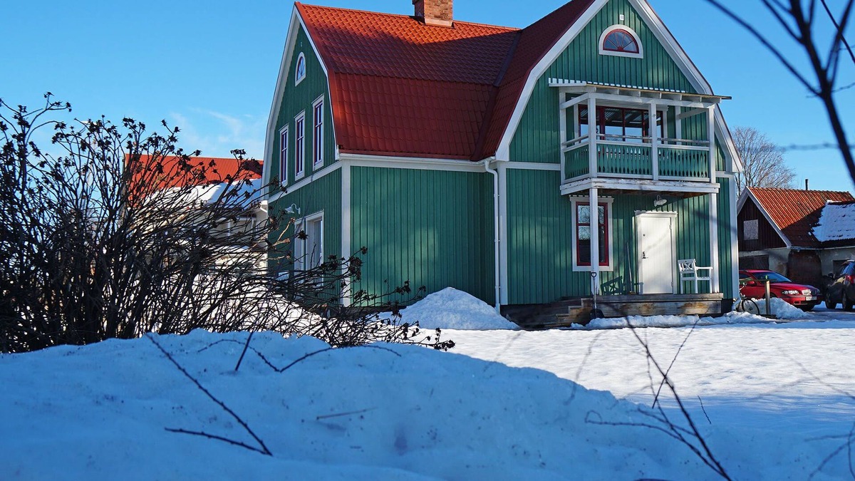 Jarvso Apartment | Cozy apartment with sliding doors and high ceilings in central Järvsö