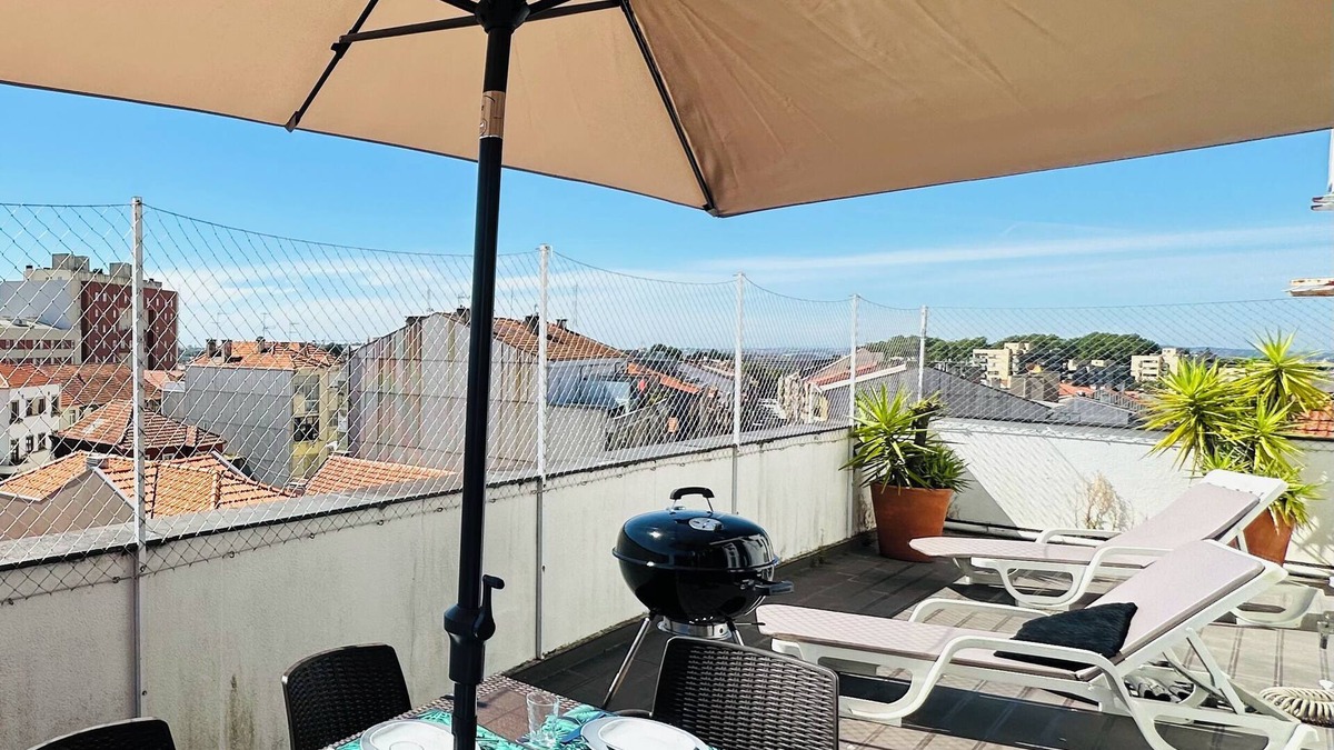 Uniao de Freguesias do Centro Apartment | Cozy apartment with 3 double bedrooms, AC, 2 full bathrooms, terrace and garage