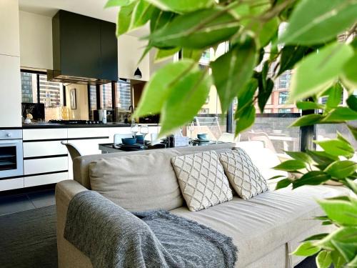 Melbourne Central Business District Apartment | Cozy Apartment with Balcony