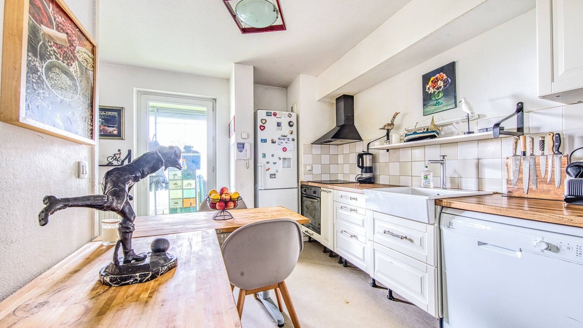 Begles Apartment | Cozy Apartment with Covered Terrace and Free Parking in Bègles