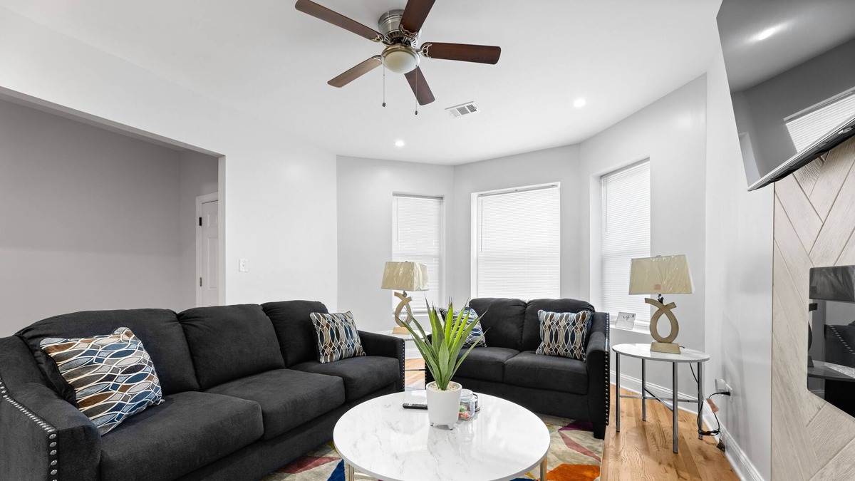 Woodlawn Apartment | Cozy Apartment with Location near the University of Chicago & Lake Shore Drive