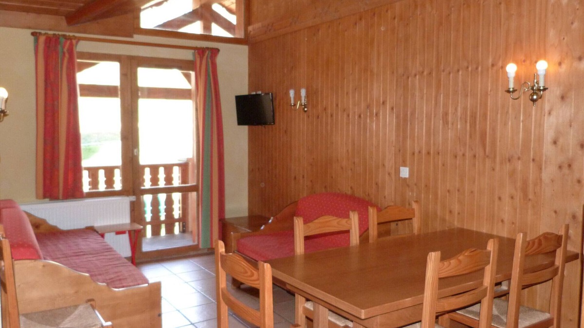 Lanslevillard Apartment | Cozy apt 6 ppl, near slopes, WiFi, parking, sheets included