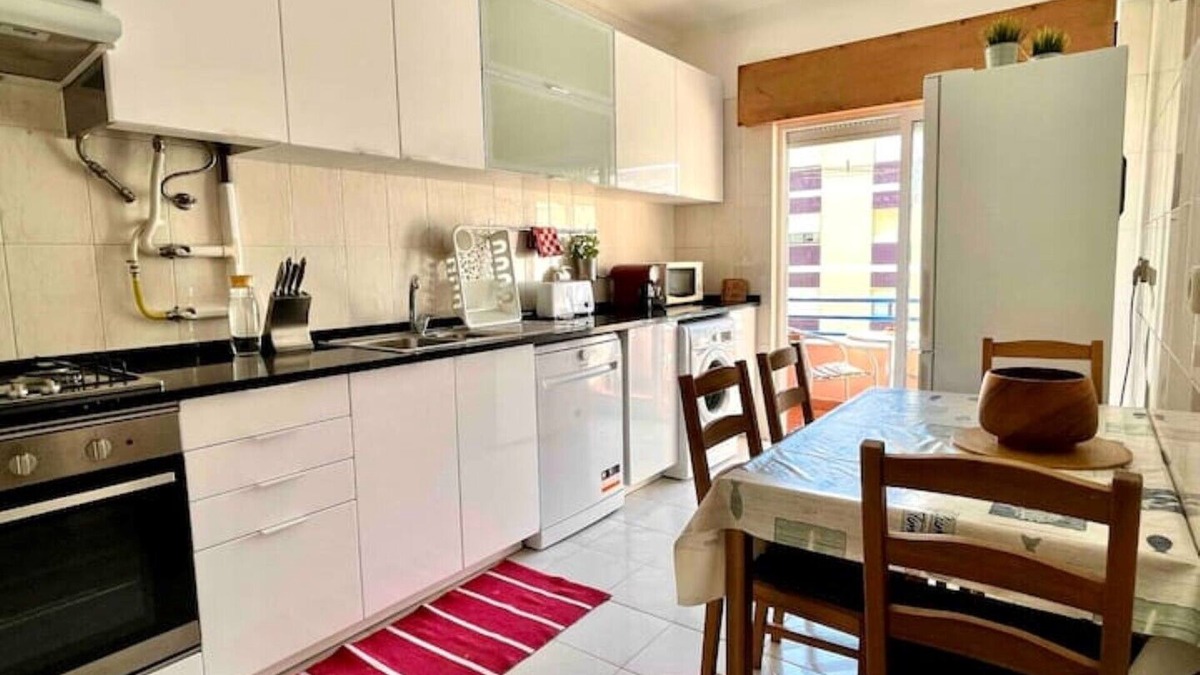 Setubal Apartment | Cozy APT Near Shopping Mall & Train Station